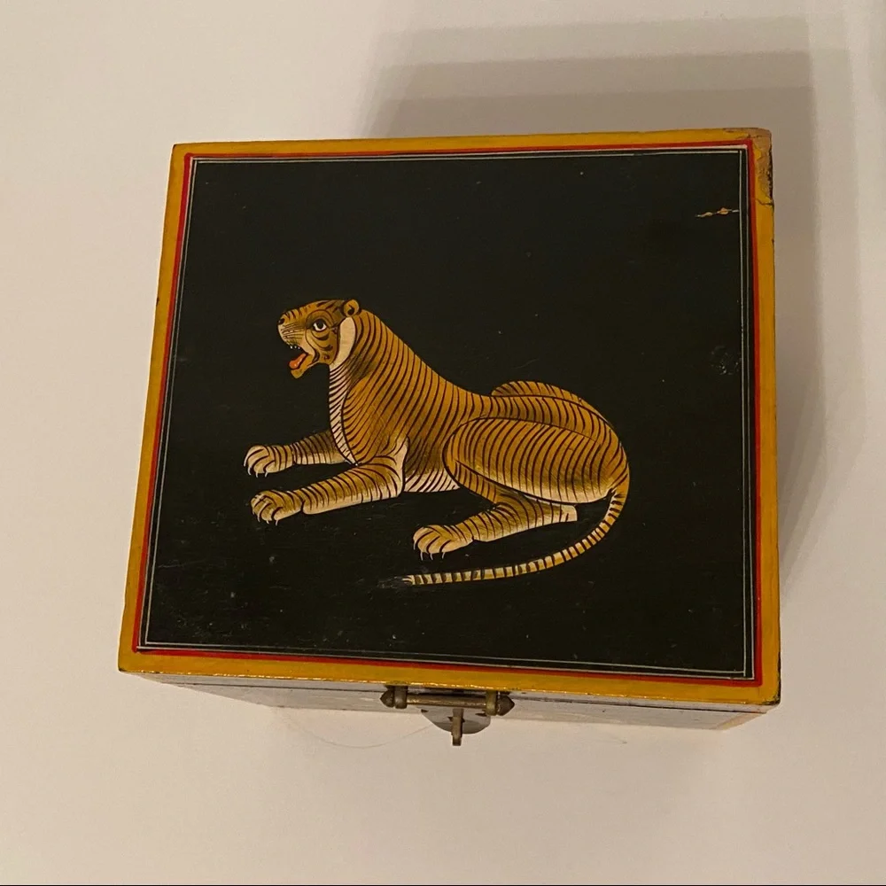INDIA BOX HANDMADE BLACK PAINTED HINGED CLASP GOLD TIGER GREEN TREE HOME STORAGE